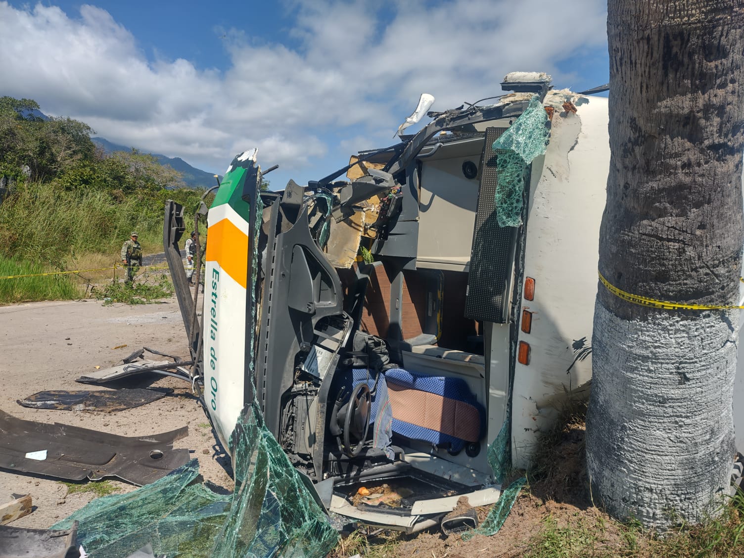 Choca y vuelca un autobús: un niño y una adolescente muertos y 27 personas heridas