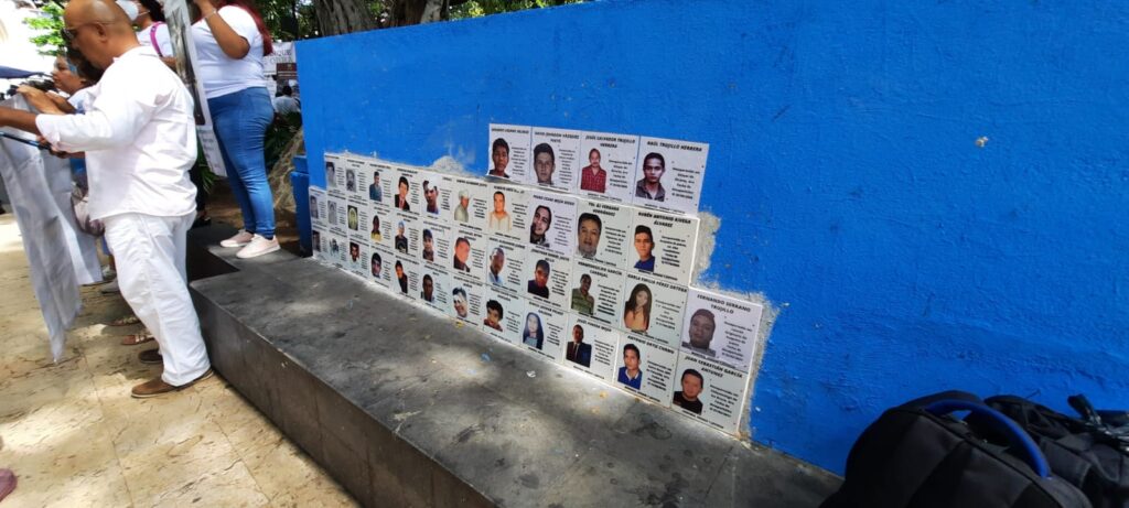 En Acapulco… Protestan para que no derriben un memorial de desaparecidos