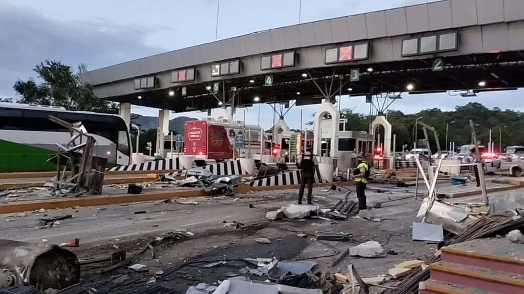 En Acapulco… Tráiler se impactó en la caseta de La Venta; un muerto y 3 lesionado