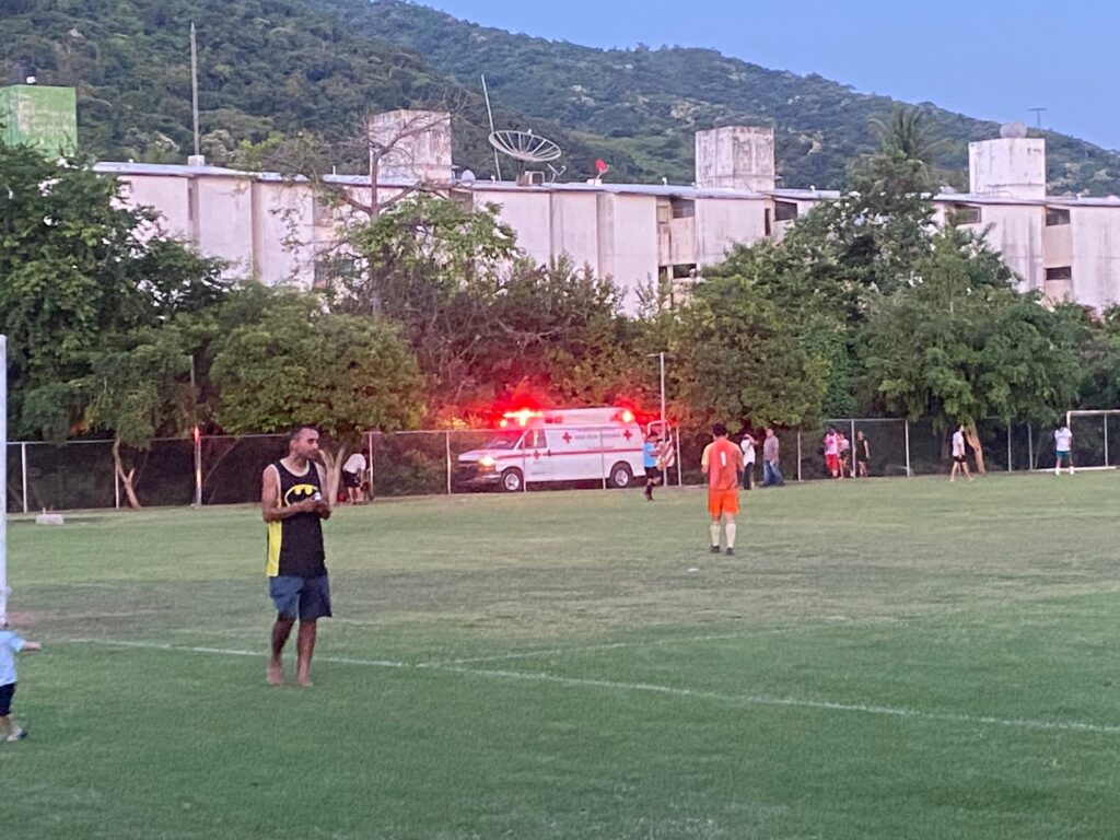 Futbolista se lesiona al sufrir una caída en el campo 3 de la unidad deportiva