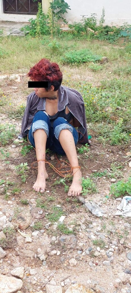 Hallan a una joven mujer amarrada de pies y manos y golpeada, en Acapulco