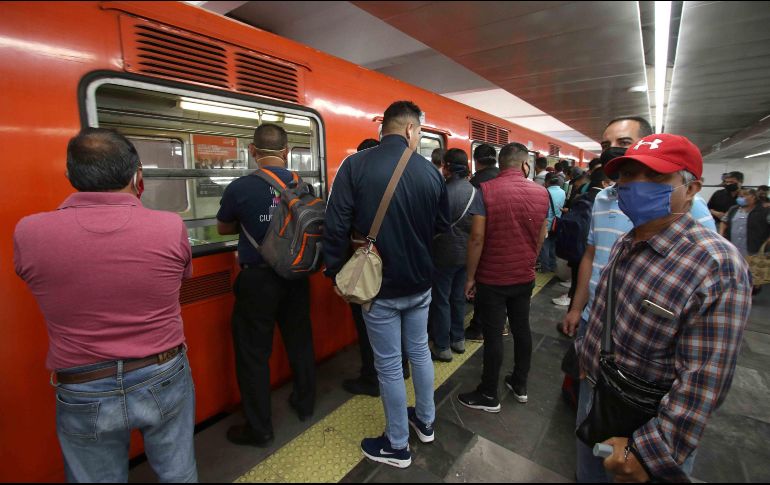 ¡Terror en el Metro! Hombre hiere con cuchillo a 3 personas