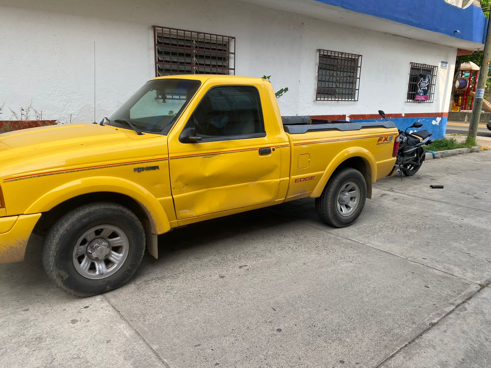 Camioneta choca a motociclista en Paseo de la Boquita