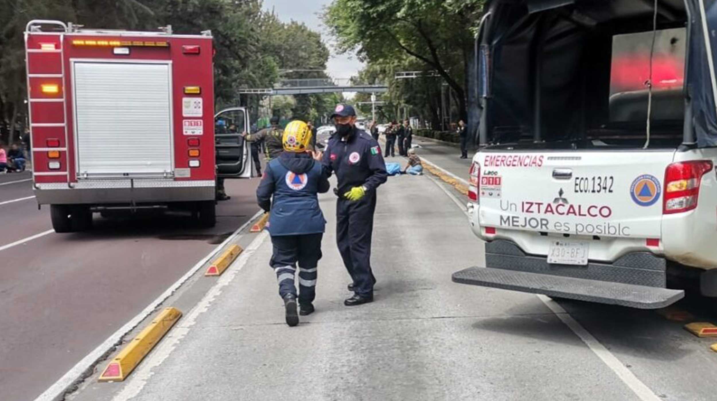 Motociclista trata de huir al matar a una abuelita que cruzaba la calle y fallece tras impactarse con otro auto