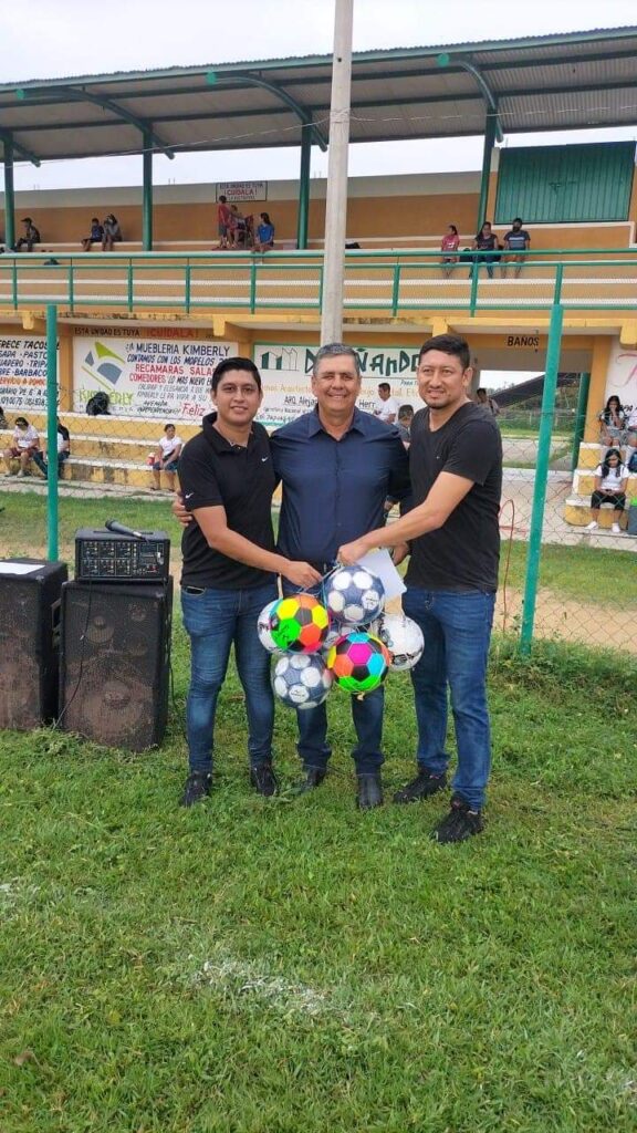 José Popoca entrega artículos deportivos a escuelas