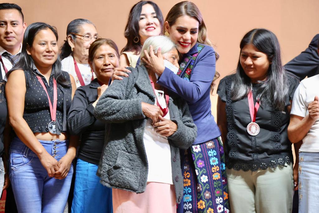 Reconoce Evelyn Salgado a mujeres y hombres que todos los días contribuyen al crecimiento y bienestar de Guerrero