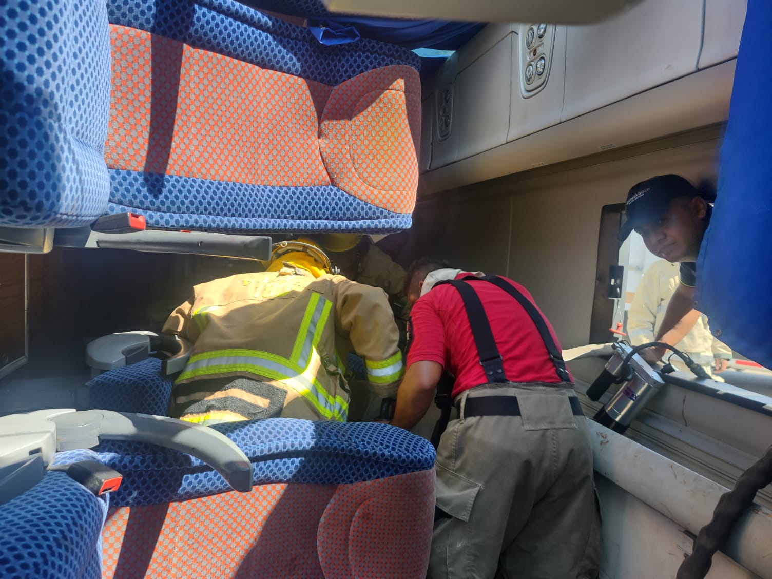 SPCGRO brinda atención a personas lesionadas en accidente de autobús de pasajeros en la Autopista del Sol