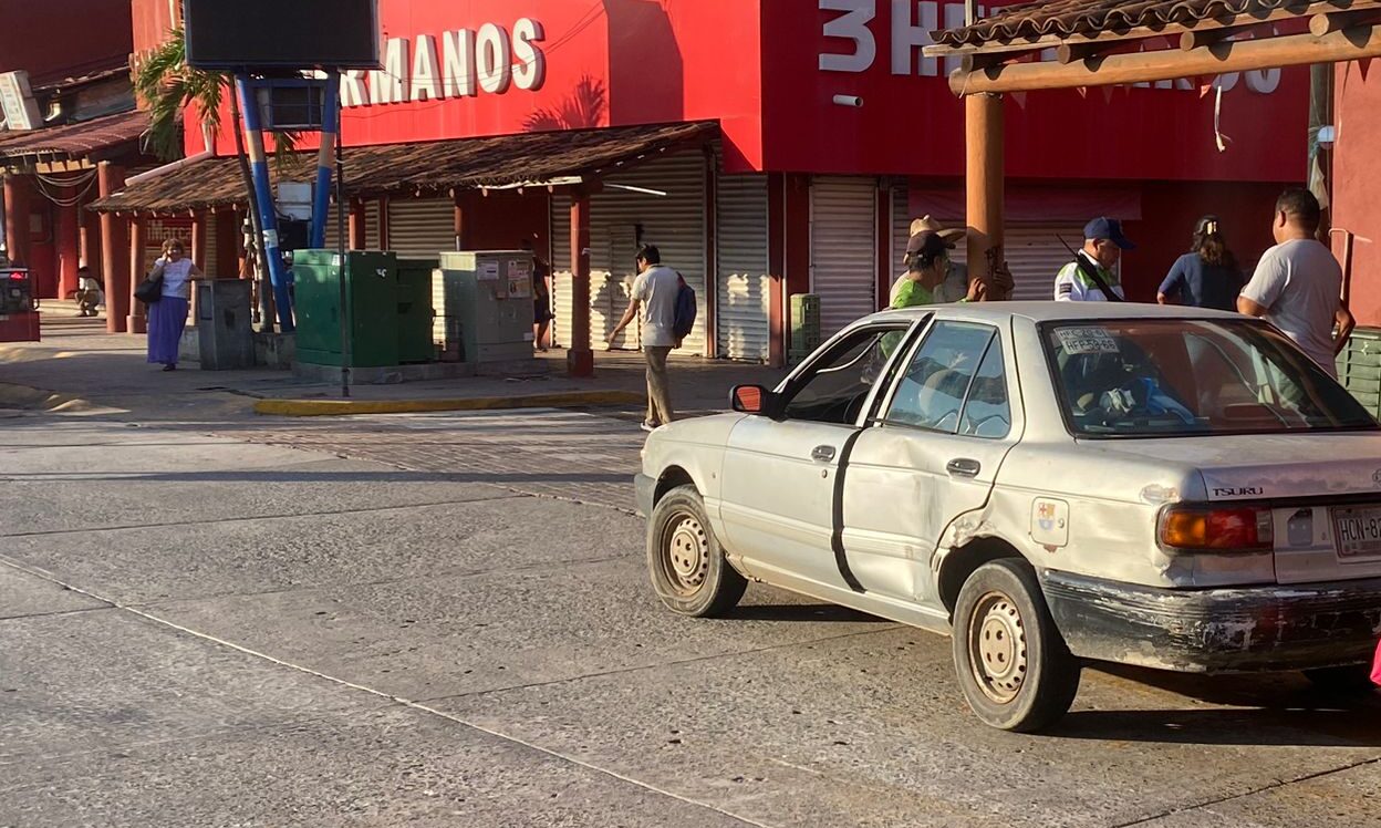 Vehículo choca por corte de circulación contra una pipa