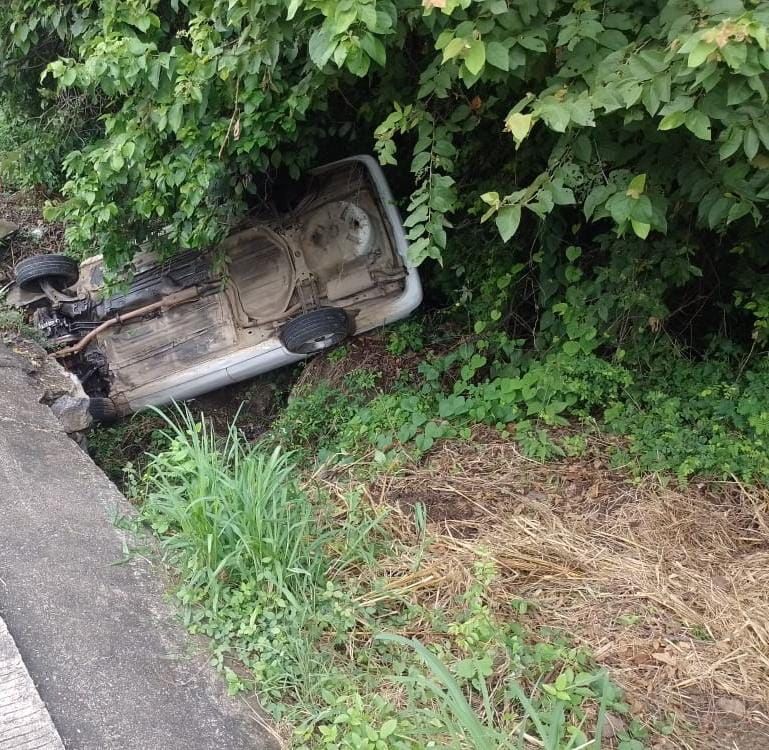 Volcó auto compacto en carretera escénica de La Majahua