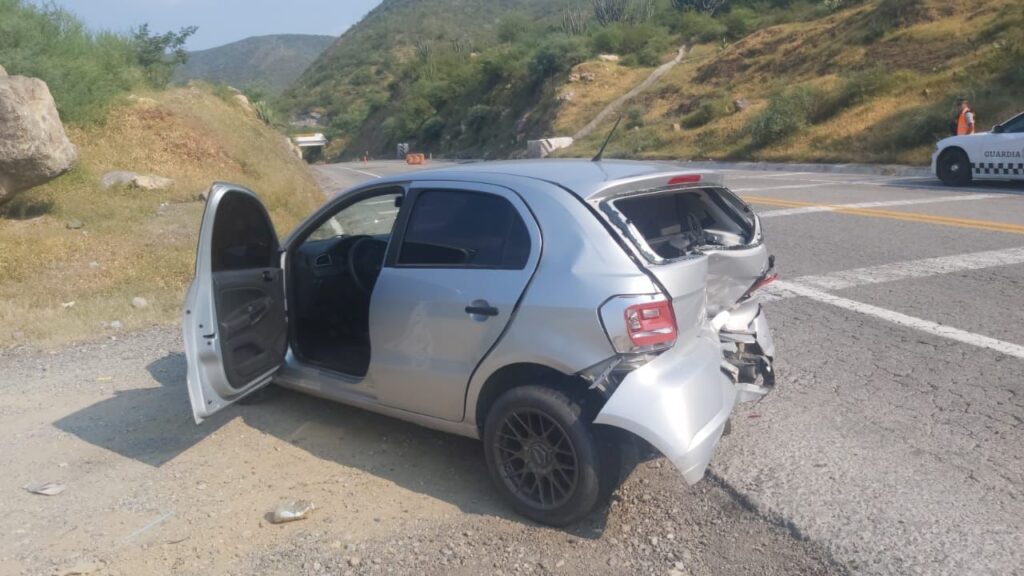 Choque vehicular en la autopista Siglo XXI