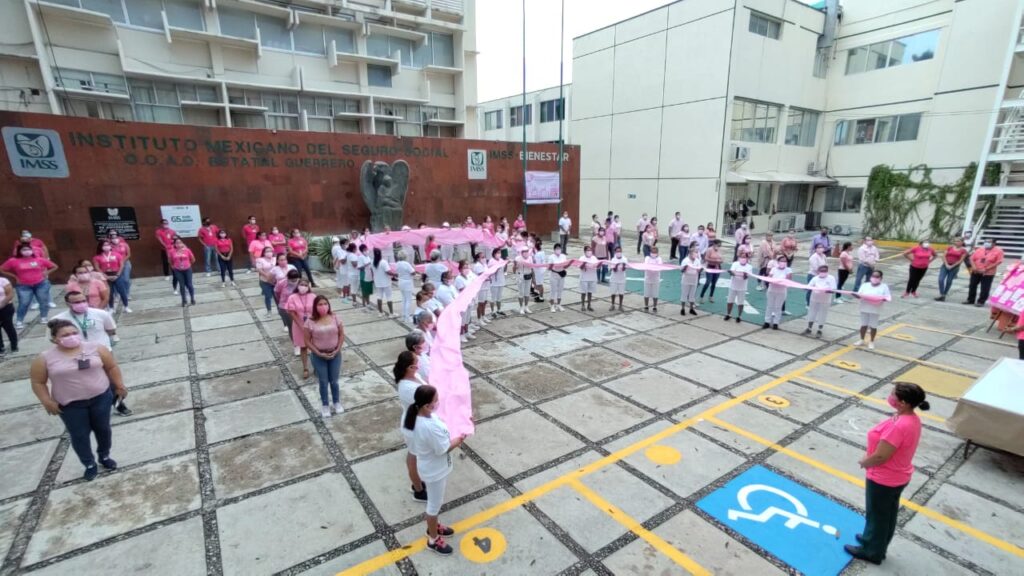 Conmemora IMSS Guerrero Día Mundial de la Lucha contra el Cáncer de Mama, con lazo humano, activación física y fomento a la salud