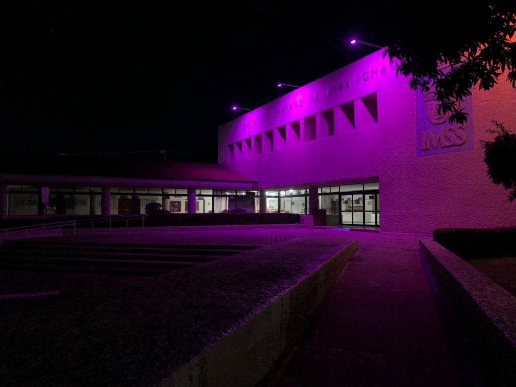 Se iluminan de color rosa inmuebles del IMSS Guerrero