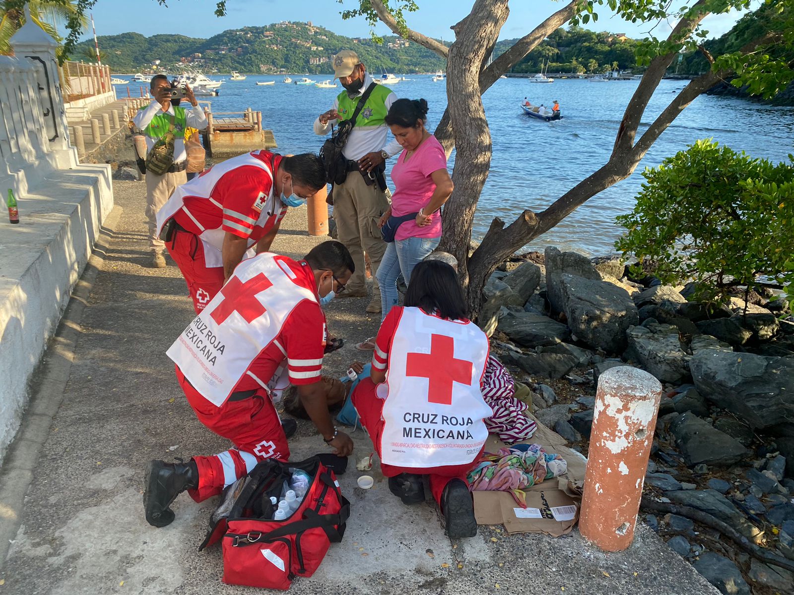 Mujer tirada cerca de playa Principal moviliza a la Cruz Roja