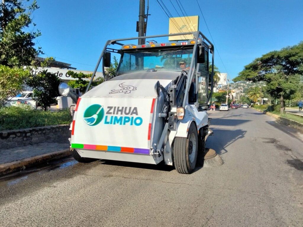 Gobierno de Zihuatanejo refuerza limpieza de la ciudad con uso de barredora mecánica