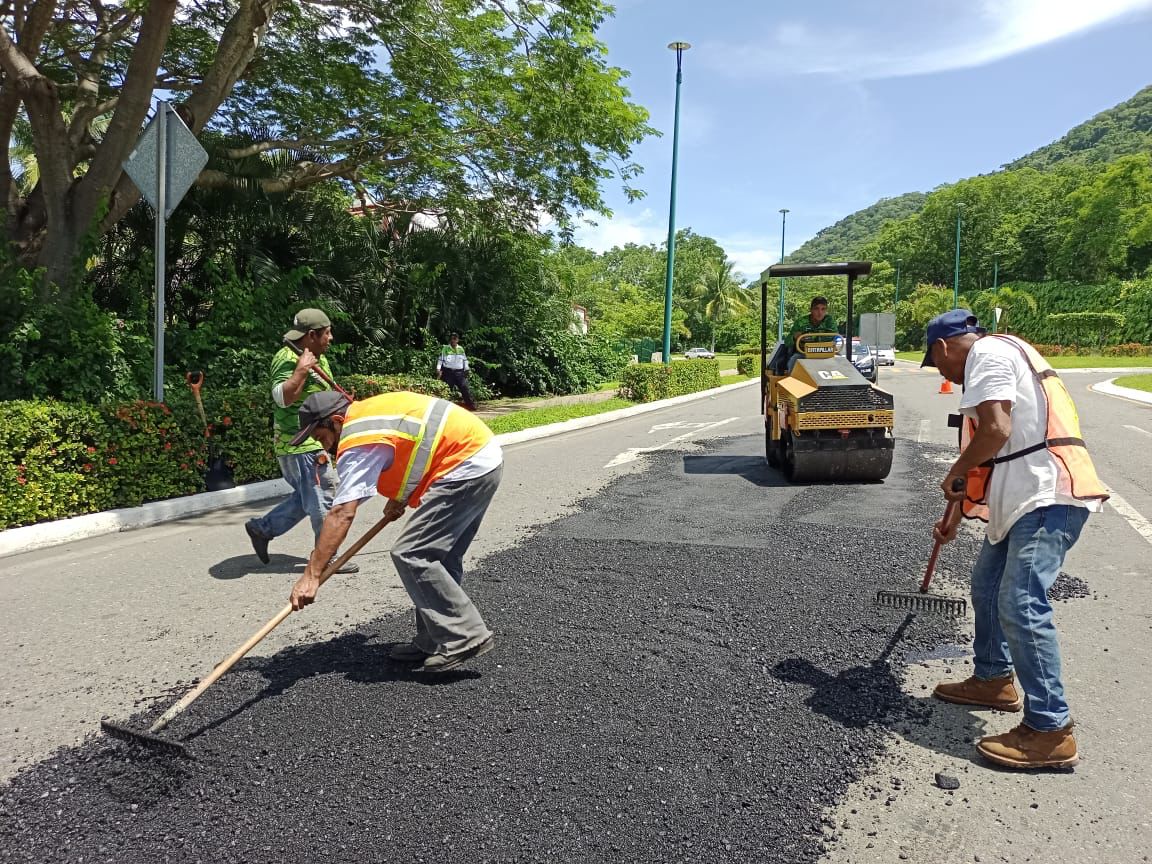 Servicios Públicos mejora condiciones de bulevar Ixtapa con intensa jornada de bacheo