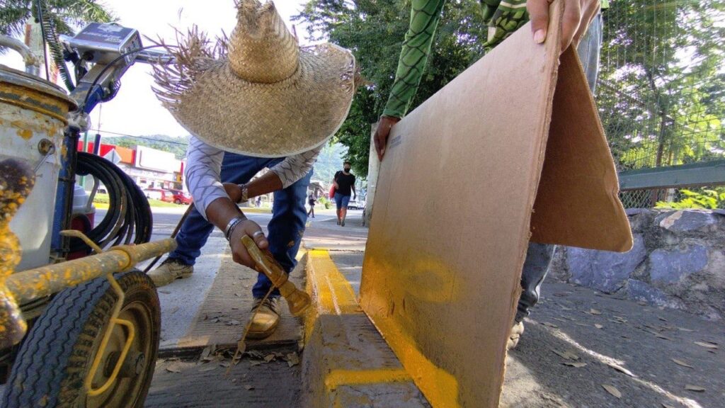 Servicios públicos avanza en remozamiento con pintura para la infraestructura vial