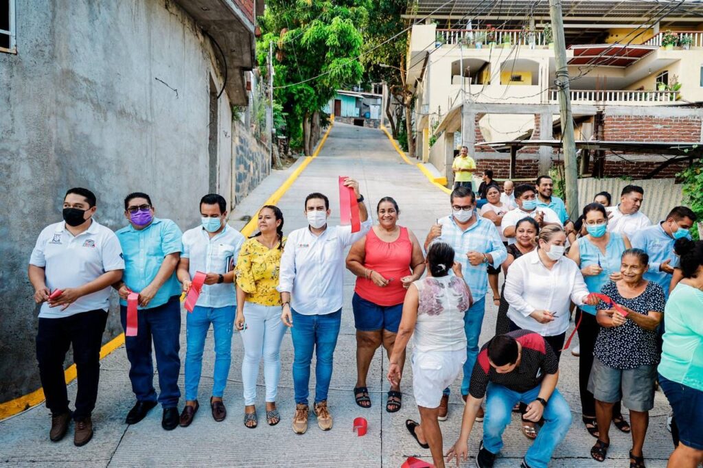 Presidente Jorge Sánchez Allec inaugura dos calles en la colonia Convergencia