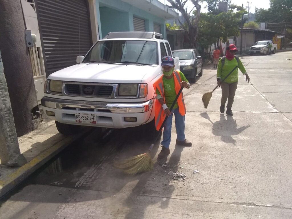 Servicios Públicos mantiene limpias las calles de Zihuatanejo con trabajo de barrido manual