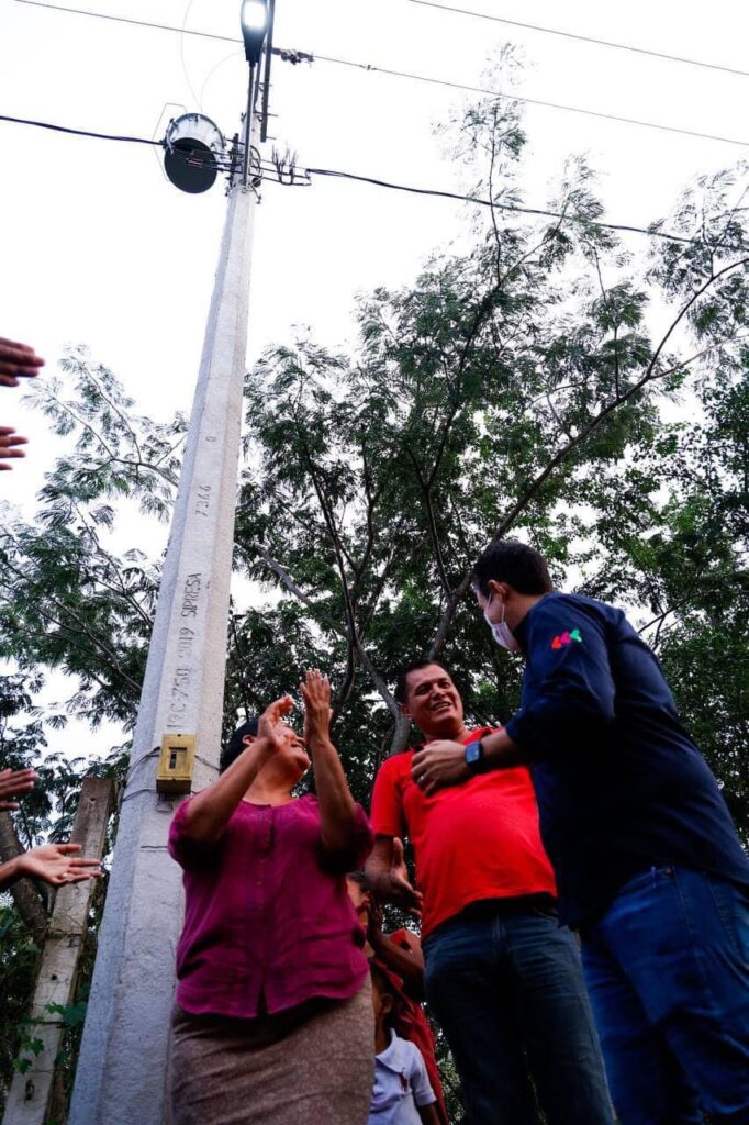 Presidente Jorge Sánchez Allec inaugura dos redes de electrificación en San José Ixtapa