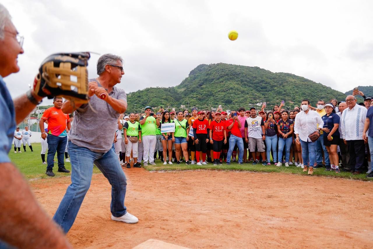 Lanza “primera bola” el presidente Jorge Sánchez Allec, en el Nacional de Softbol 2022