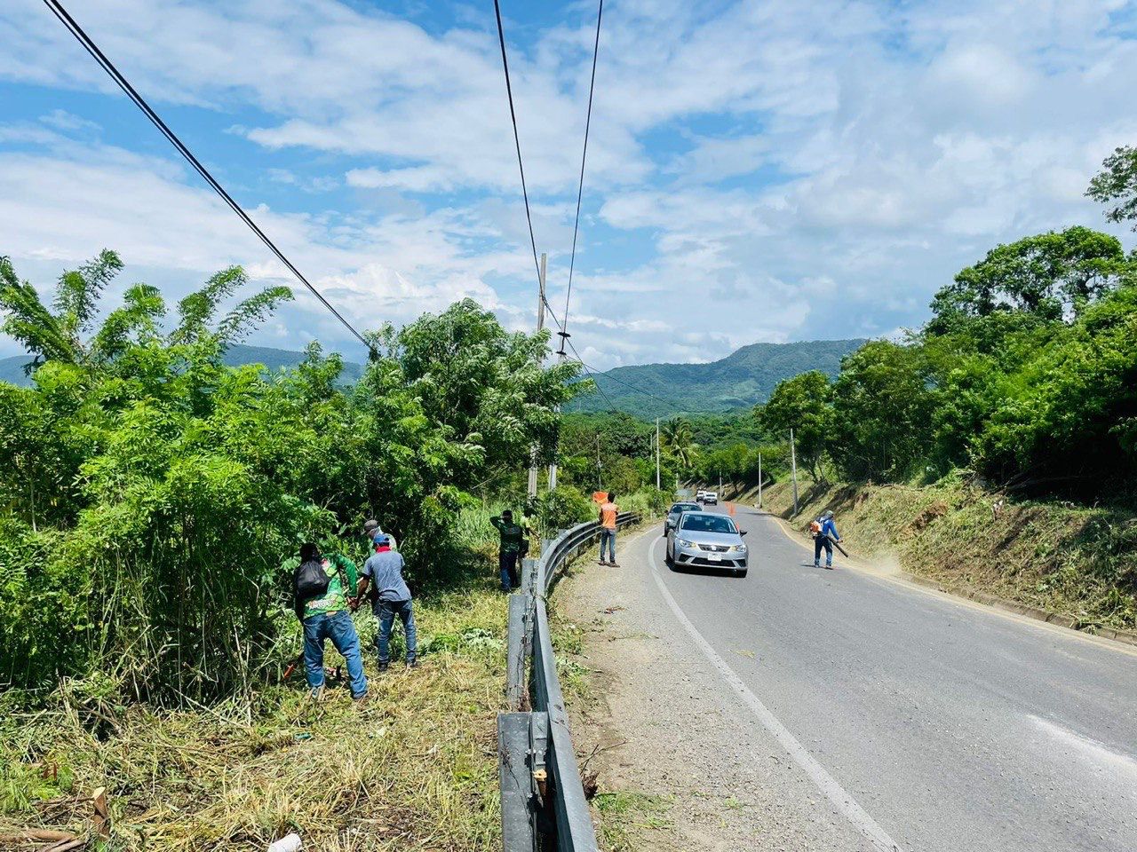 A través del programa Zihua Limpio la Dirección de Servicios Públicos trabaja para que carreteras luzcan siempre limpias y seguras