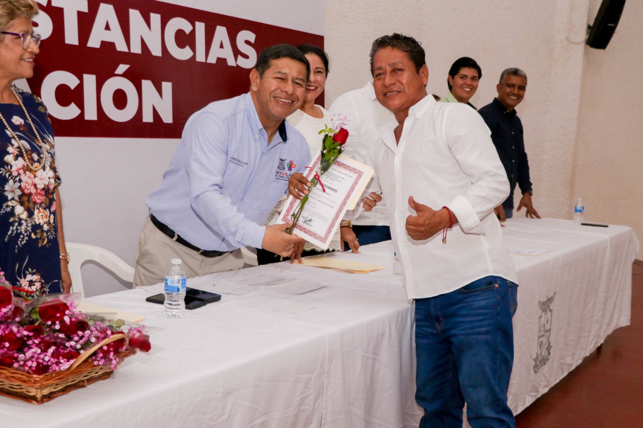 Javier Aguilar Silva en coordinación con ICATEGRO realizan entrega de constancias de capacitación en Petatlán