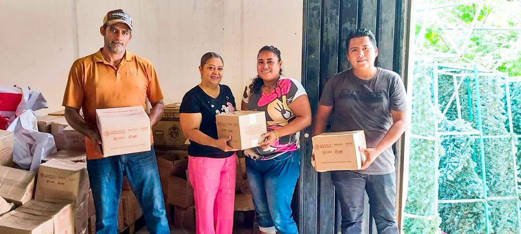 Entregan desayunos escolares a escuelas de Petatlán