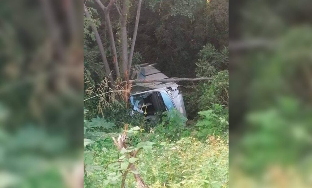 Vuelca autobús en carretera Toluca-Altamirano; hay 4 muertos y 25 heridos