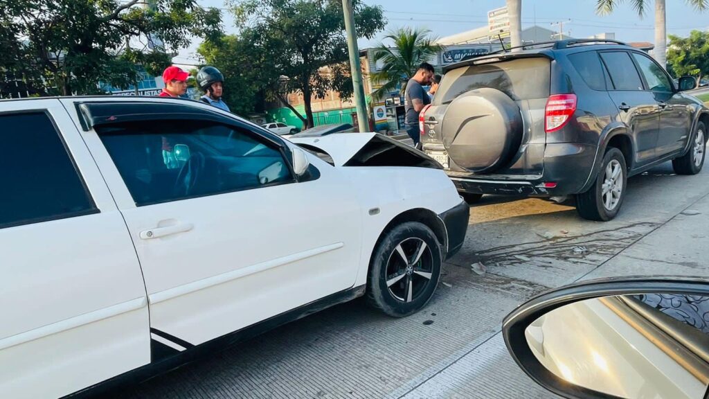 Auto choca contra una camioneta en Paseo de Zihuatanejo