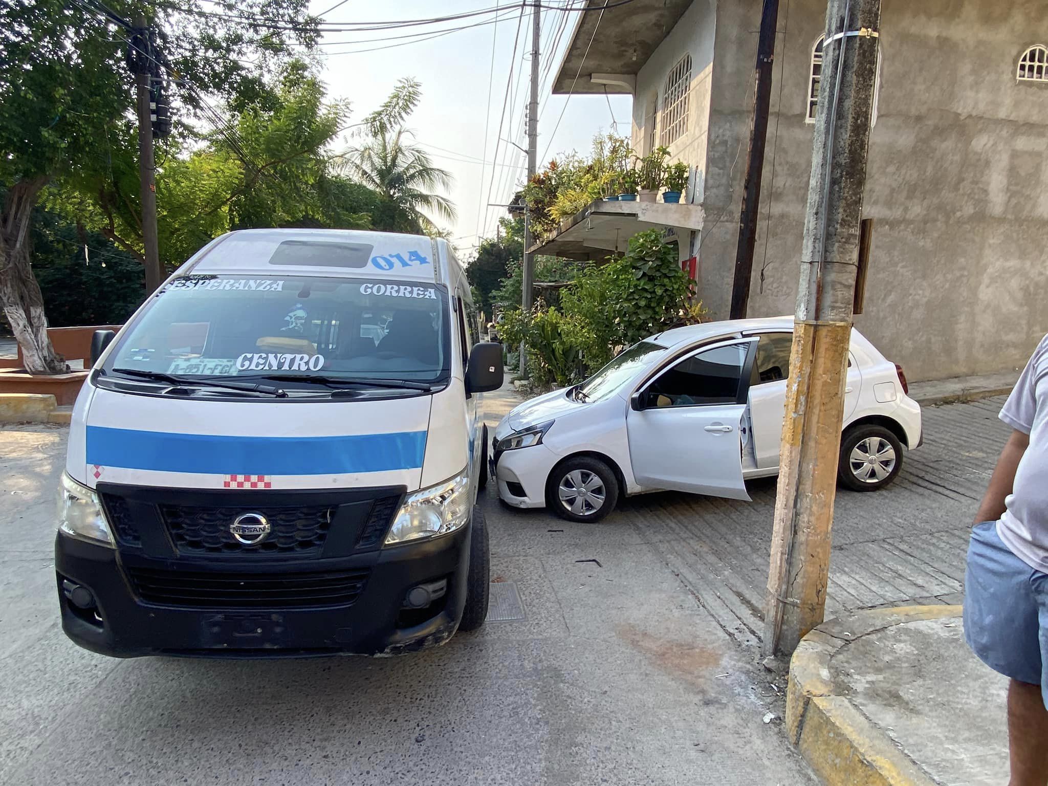 Choca auto particular contra una urvan de pasajeros, en La Esperanza