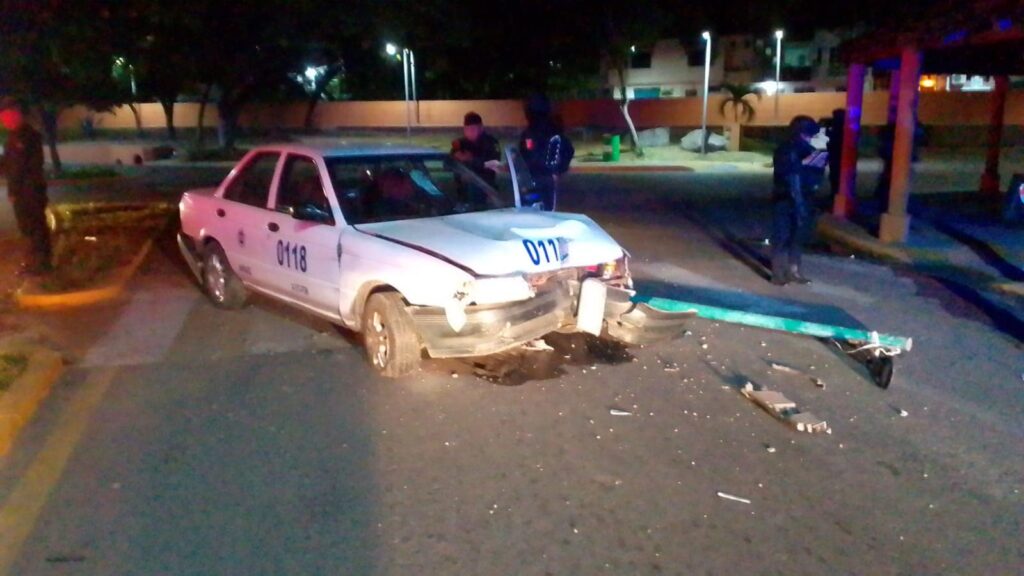 Taxi se estampa con un poste en el Centro de Zihuatanejo