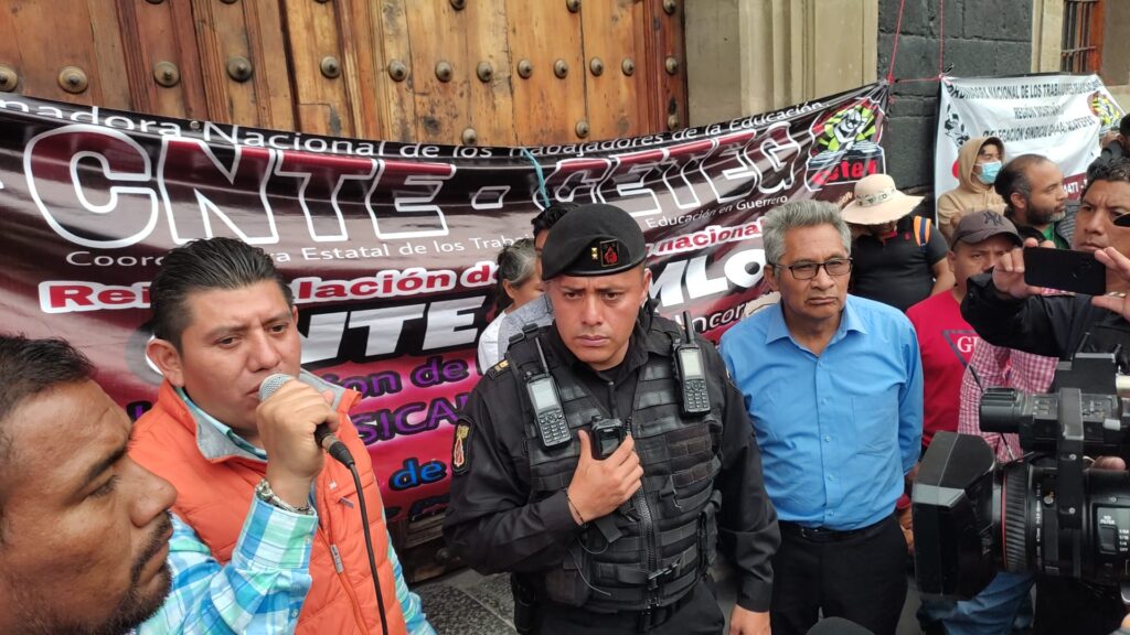 Maestros de la CETEG intentaron entrar a Palacio Nacional para hablar con AMLO