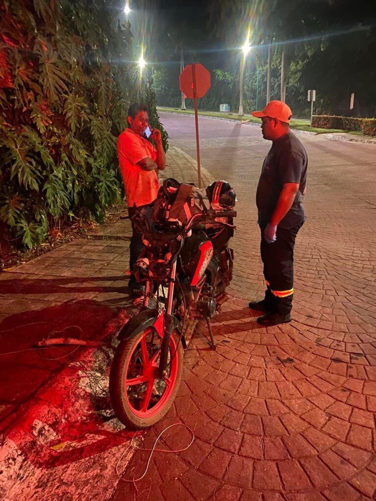 Motociclista derrapa en avenida en remodelación en Ixtapa