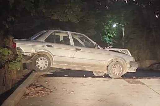Abandonan coche tras accidente en Técpan