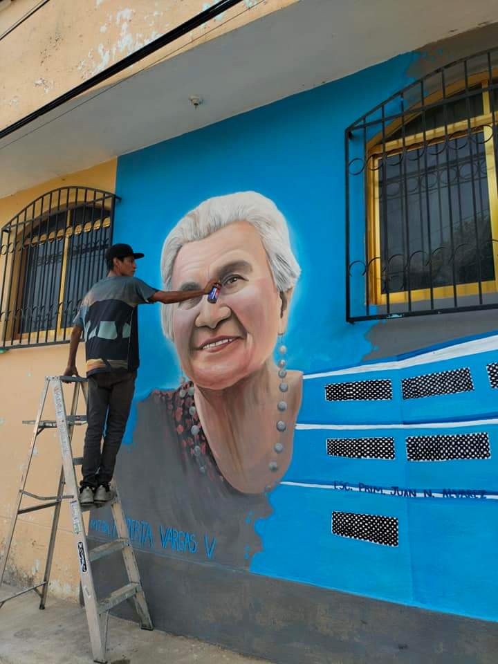 Pintan mural de una de las primeras profesoras en Atoyac