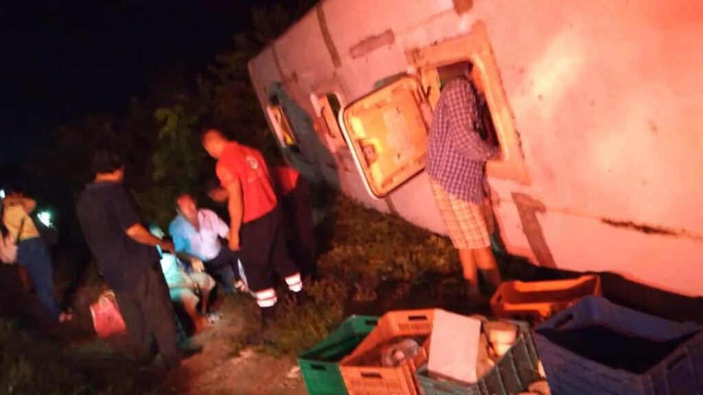 Cinco heridos en volcadura de autobús en Técpan