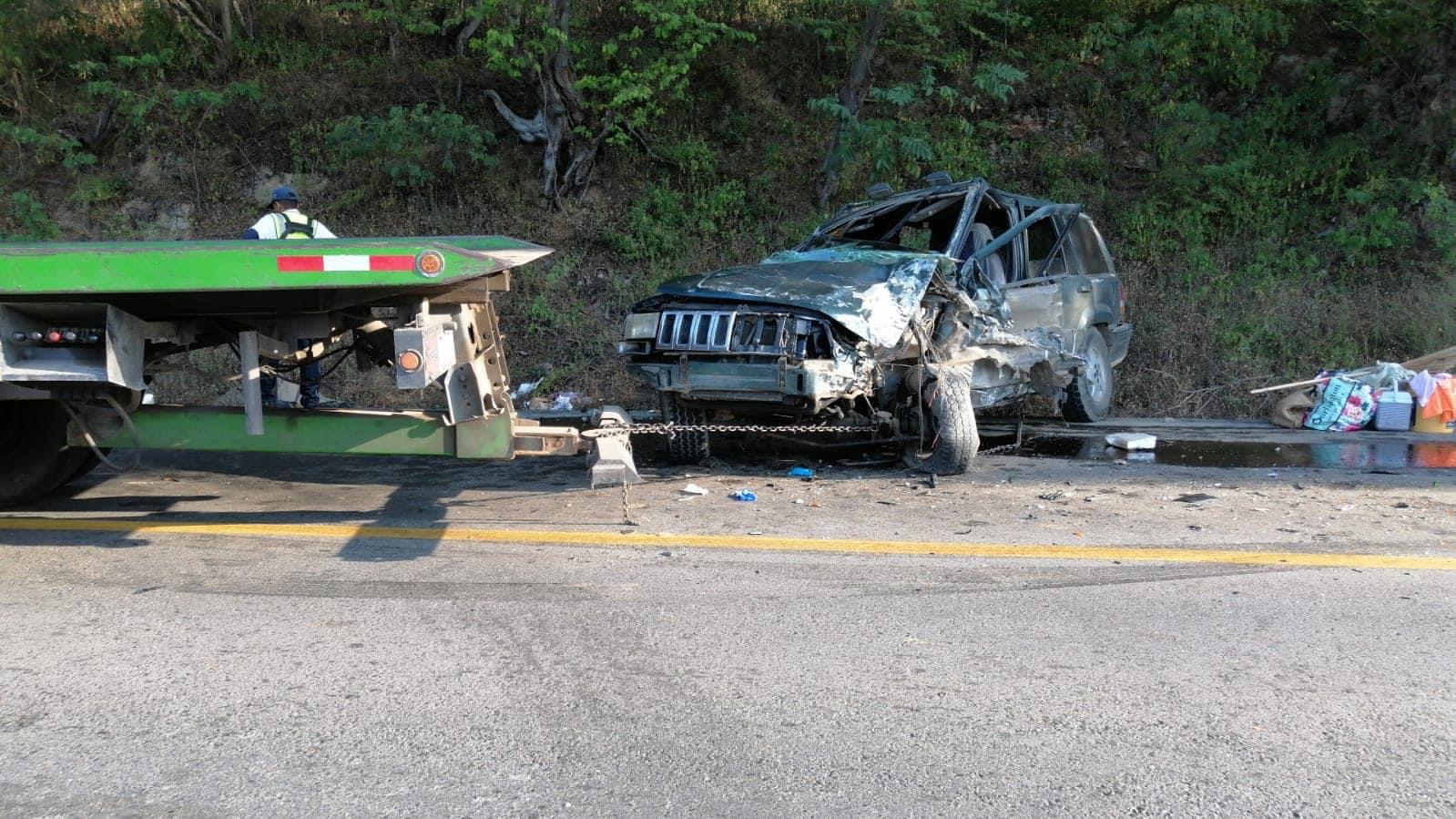 Cuatro heridos por choque frontal entre camionetas en la “Loma del Toro”