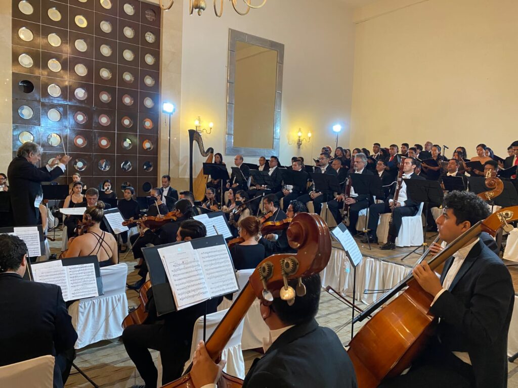 Emblemático concierto de la OFA con el coro de la UAGRO para celebrar el Día de Todos los Santos