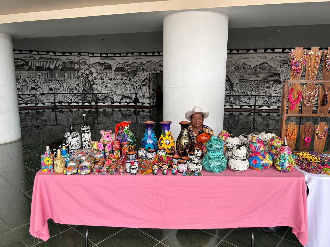 ENCUENTRO ARTESANAL GUERRERENSE CON VENTA DE PRODUCTOS EN EL AUDITORIO SENTIMIENTOS DE LA NACIÓN DE CHILPANCINGO