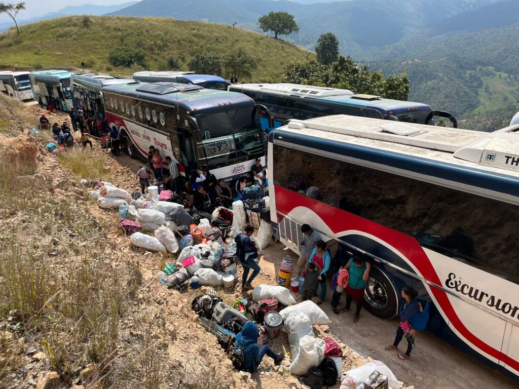 Jornaleros de la Montaña viajan hacia campos agrícolas de Sinaloa