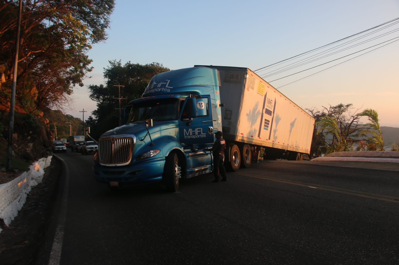 Más de 3 horas quedó atravesado un tráiler averiado en la avenida Escénica de Acapulco