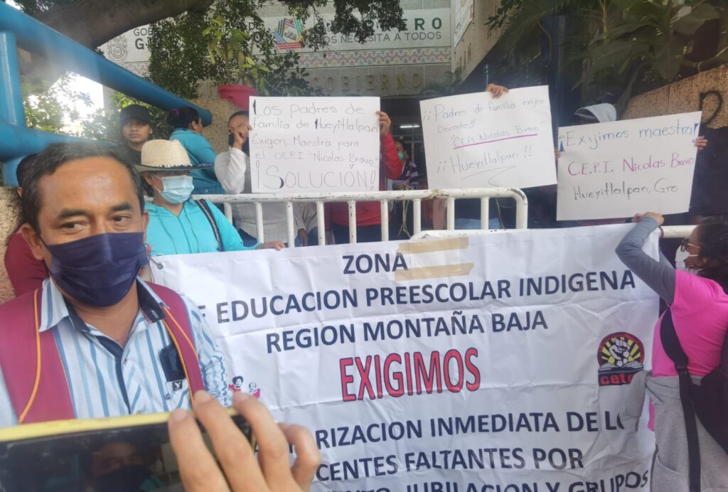 Tomaron el edificio Juan Álvarez…  En 75 escuelas ubicadas en 6 municipios, exigen a la SEG que les envíe maestros