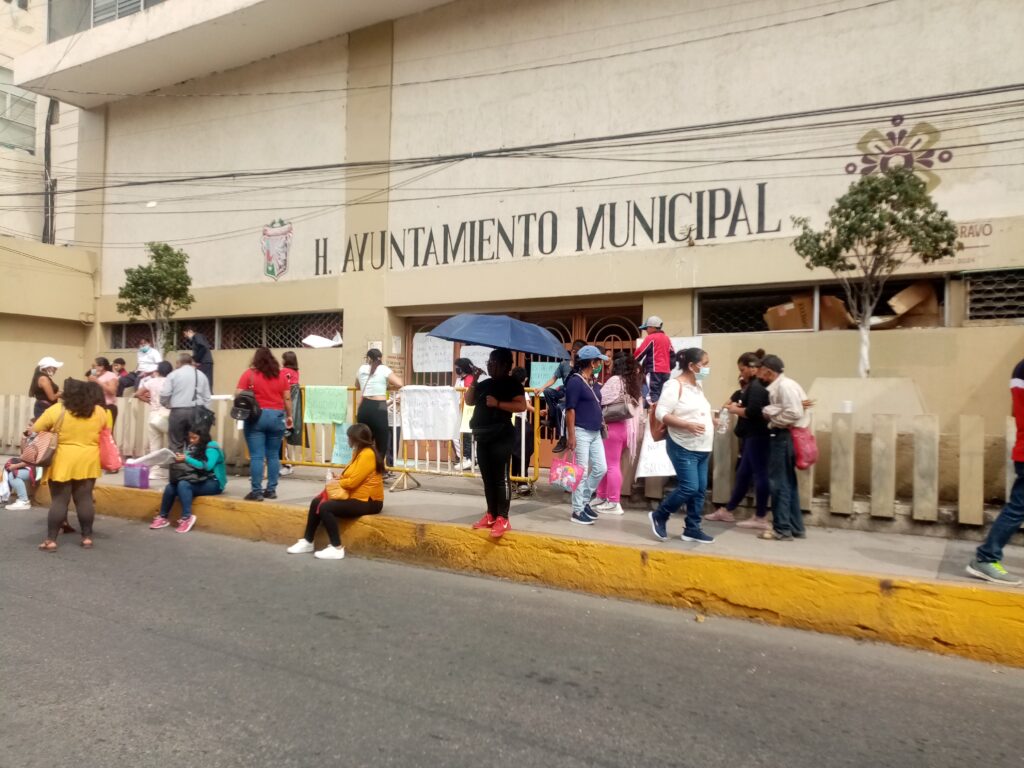 Bloquean durante casi seis horas el Palacio Municipal de Chilpancingo