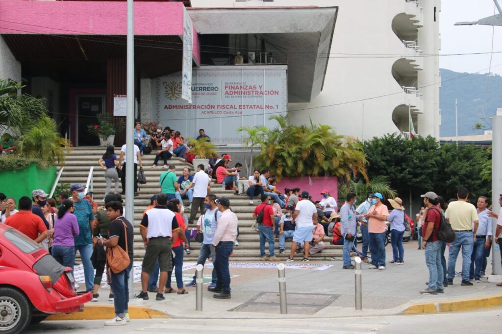 Cierran docentes cetegistas las oficinas de la Sefina en Acapulco