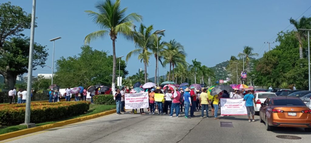 En Acapulco… Maestros de Educación Especial cierran el Bulevar de las Naciones