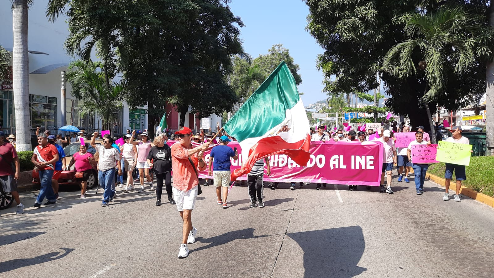 Marchan en Acapulco en defensa del INE