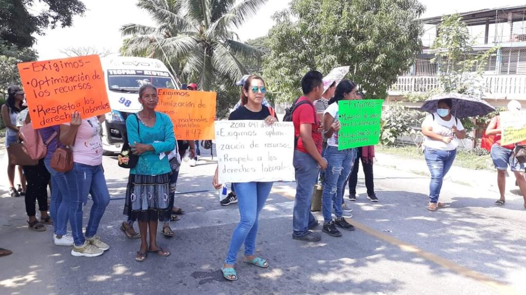 Maestros bloquean carretera federal Acapulco-Zihuatanejo; exigen respeto a sus derechos