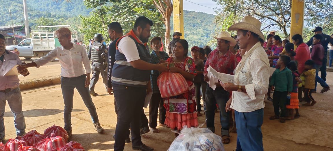 Habitantes de Cochoapa el Grande, afectados por las últimas lluvias reciben apoyos del gobierno de Guerrero