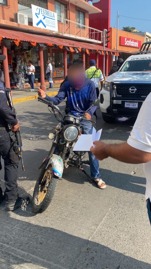 Motociclista choca detrás de un taxi en el Centro de Zihua