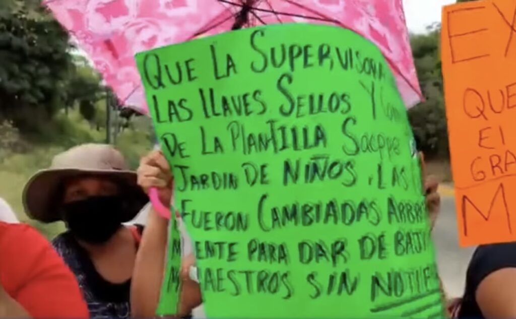 Madres de familia de un jardín de niños bloquean la carretera federal, en Acapulco